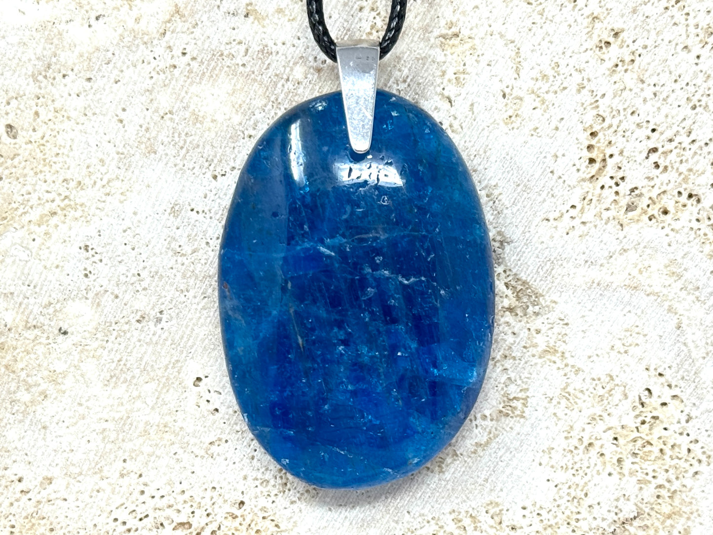 Blue Apatite pendant 4.3cm
