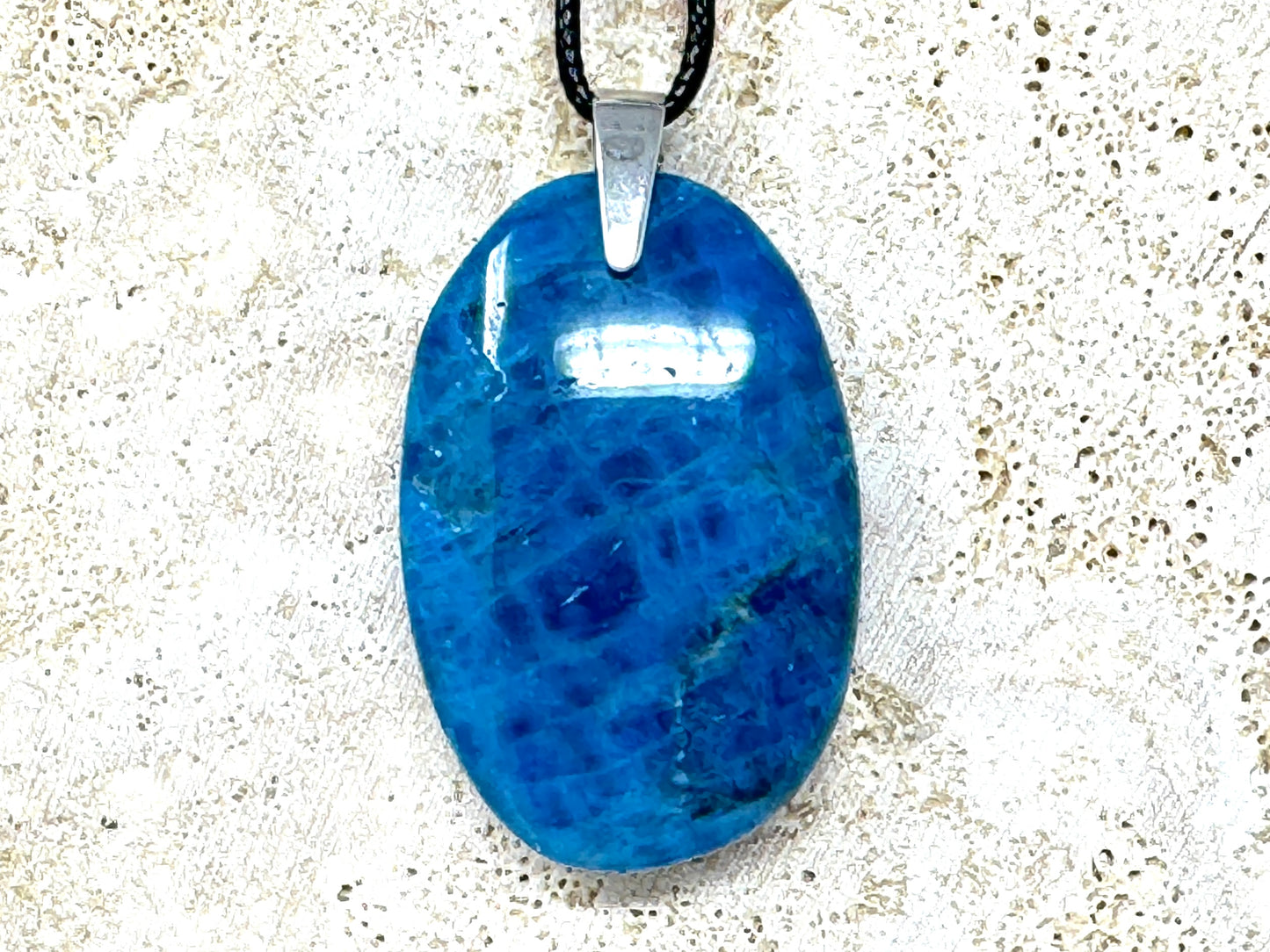 Blue Apatite pendant 4.4cm