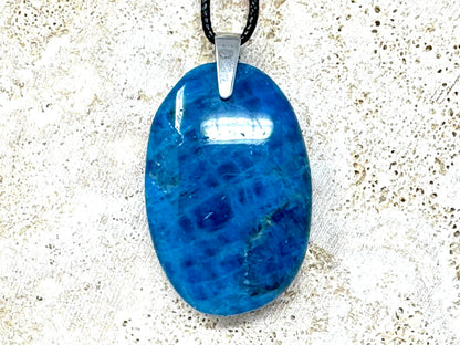 Blue Apatite pendant 4.4cm