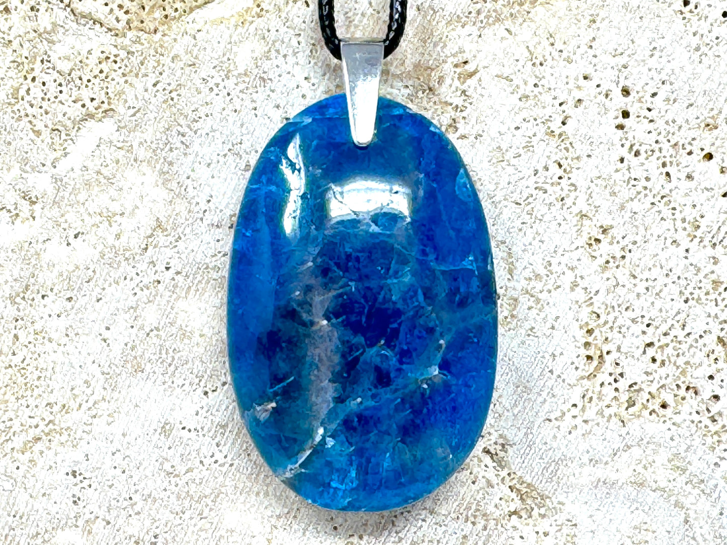 Blue Apatite pendant 4.2cm