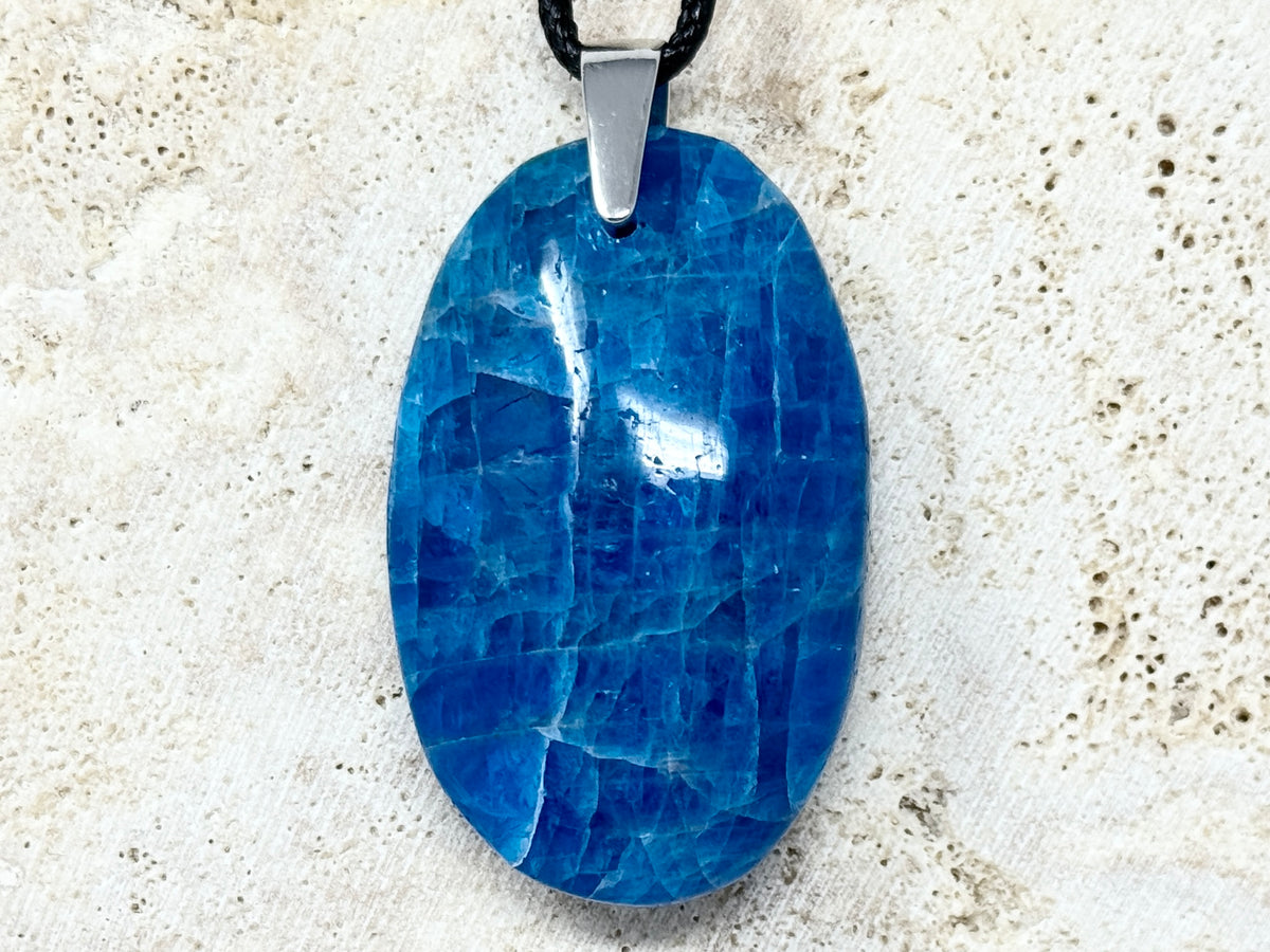 Blue Apatite pendant 4.3cm