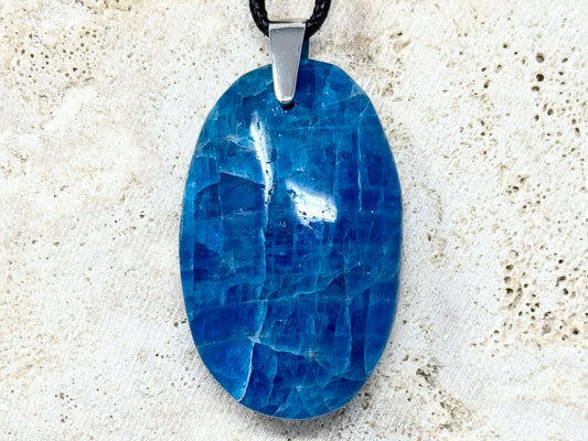 Blue Apatite pendant 4.3cm