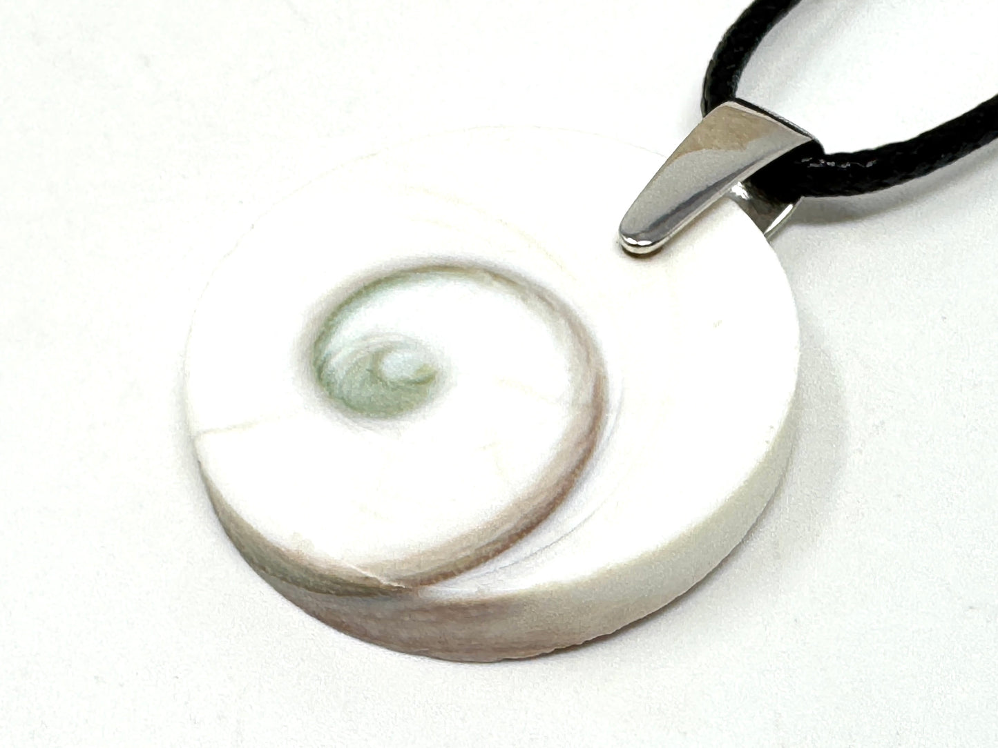 Shiva Shell Pendant Round 2.7cm