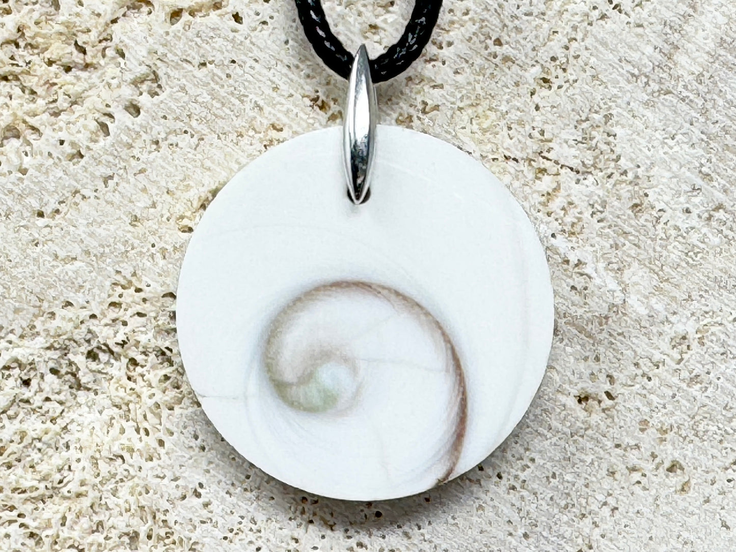 Shiva Shell Pendant Round 2.6cm