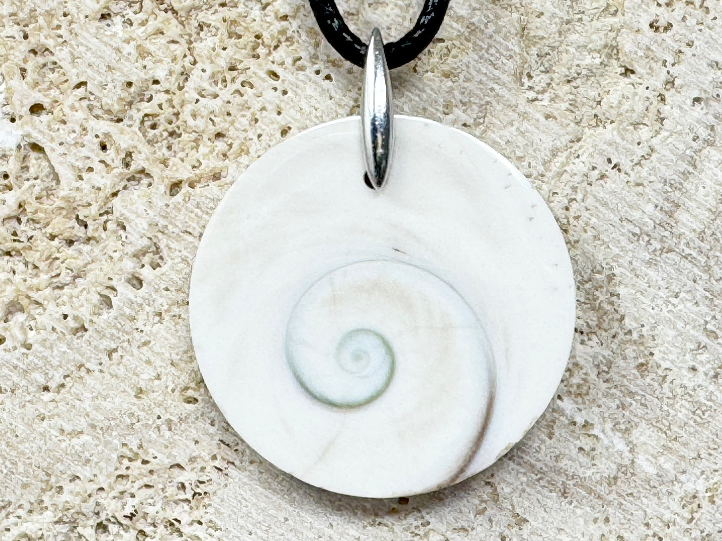 Shiva Shell Pendant Round 2.6cm